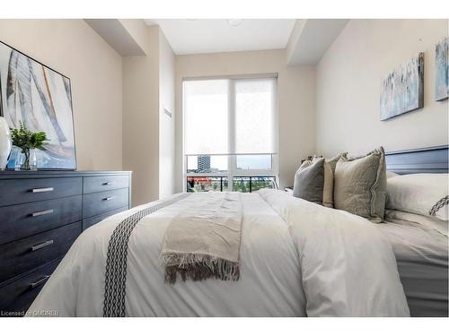 514-150 Oak Park Boulevard, Oakville, ON - Indoor Photo Showing Bedroom