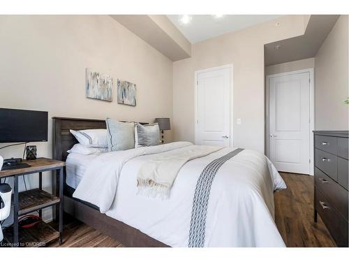 514-150 Oak Park Boulevard, Oakville, ON - Indoor Photo Showing Bedroom