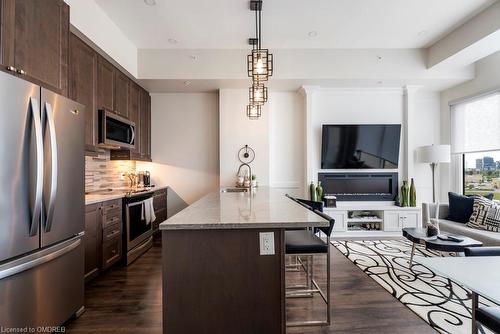 514-150 Oak Park Boulevard, Oakville, ON - Indoor Photo Showing Kitchen With Upgraded Kitchen