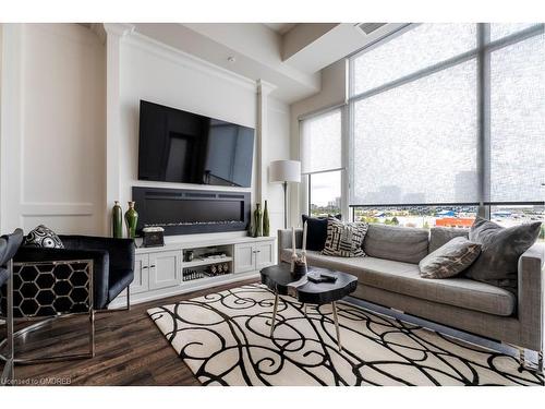 514-150 Oak Park Boulevard, Oakville, ON - Indoor Photo Showing Living Room