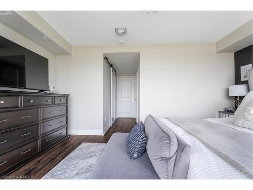 514-150 Oak Park Boulevard, Oakville, ON - Indoor Photo Showing Bedroom