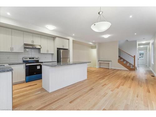 2090 Ellerston Common, Burlington, ON - Indoor Photo Showing Kitchen With Upgraded Kitchen