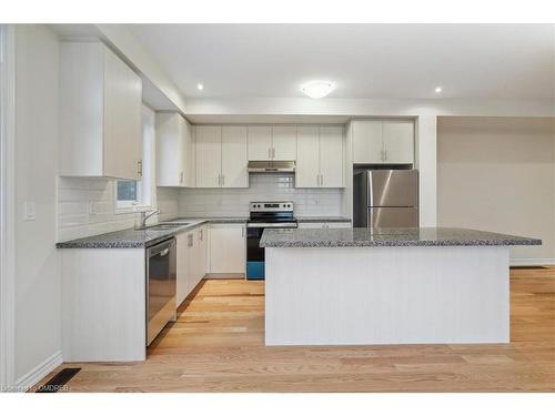 2090 Ellerston Common, Burlington, ON - Indoor Photo Showing Kitchen With Upgraded Kitchen