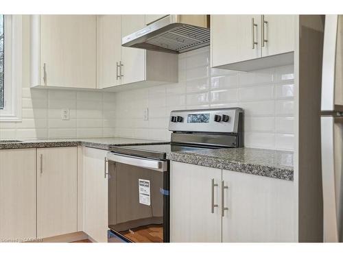 2090 Ellerston Common, Burlington, ON - Indoor Photo Showing Kitchen With Upgraded Kitchen