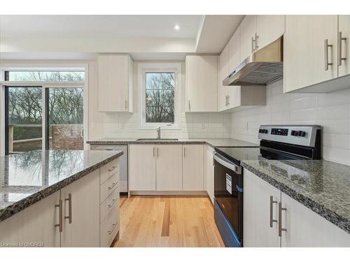 2090 Ellerston Common, Burlington, ON - Indoor Photo Showing Kitchen With Upgraded Kitchen