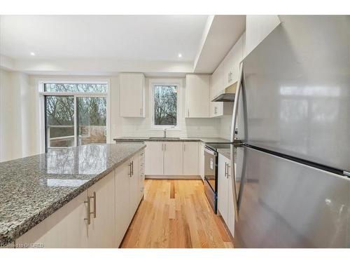 2090 Ellerston Common, Burlington, ON - Indoor Photo Showing Kitchen With Upgraded Kitchen