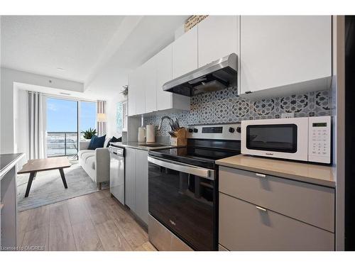 Burlington, ON - Indoor Photo Showing Kitchen With Stainless Steel Kitchen