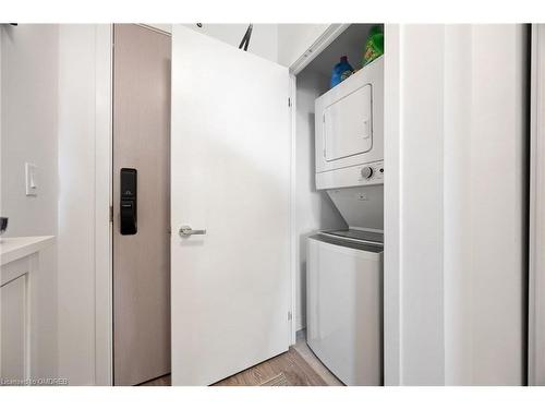 Burlington, ON - Indoor Photo Showing Laundry Room