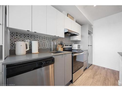 Burlington, ON - Indoor Photo Showing Kitchen