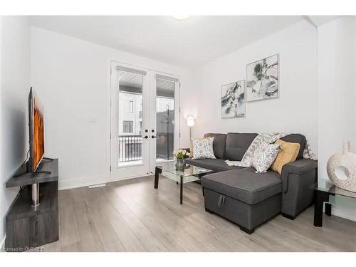 43-99 Roger Street, Waterloo, ON - Indoor Photo Showing Living Room