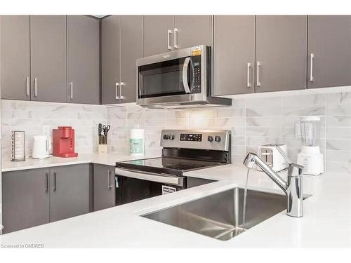 43-99 Roger Street, Waterloo, ON - Indoor Photo Showing Kitchen With Double Sink With Upgraded Kitchen