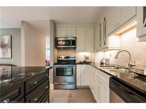 38-2272 Mowat Avenue, Oakville, ON - Indoor Photo Showing Kitchen With Double Sink With Upgraded Kitchen