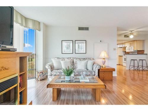 805-5080 Pinedale Avenue, Burlington, ON - Indoor Photo Showing Living Room