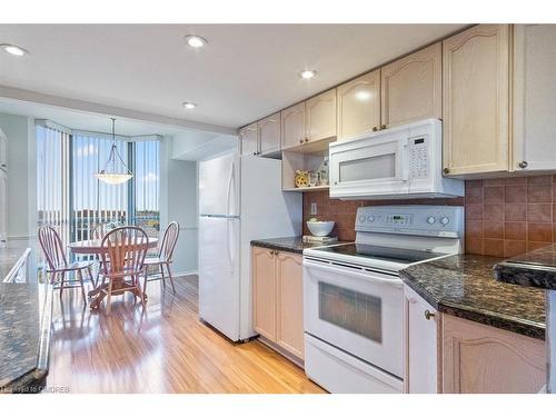 805-5080 Pinedale Avenue, Burlington, ON - Indoor Photo Showing Kitchen