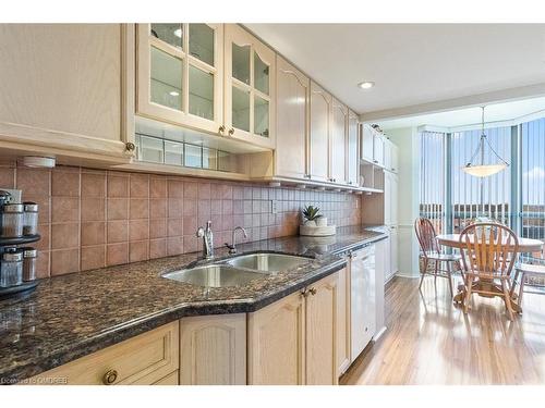 805-5080 Pinedale Avenue, Burlington, ON - Indoor Photo Showing Kitchen With Double Sink With Upgraded Kitchen