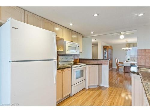 805-5080 Pinedale Avenue, Burlington, ON - Indoor Photo Showing Kitchen