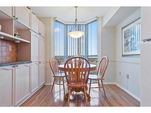 805-5080 Pinedale Avenue, Burlington, ON - Indoor Photo Showing Dining Room