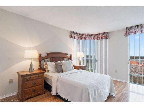 805-5080 Pinedale Avenue, Burlington, ON - Indoor Photo Showing Bedroom