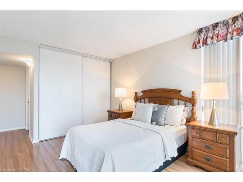 805-5080 Pinedale Avenue, Burlington, ON - Indoor Photo Showing Bedroom