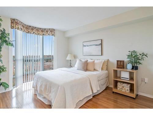 805-5080 Pinedale Avenue, Burlington, ON - Indoor Photo Showing Bedroom