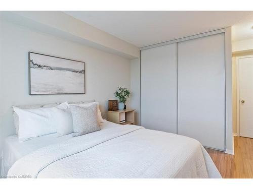 805-5080 Pinedale Avenue, Burlington, ON - Indoor Photo Showing Bedroom