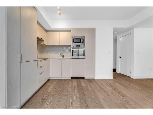 3906-11 Wellesley Street West Street, Toronto, ON - Indoor Photo Showing Kitchen