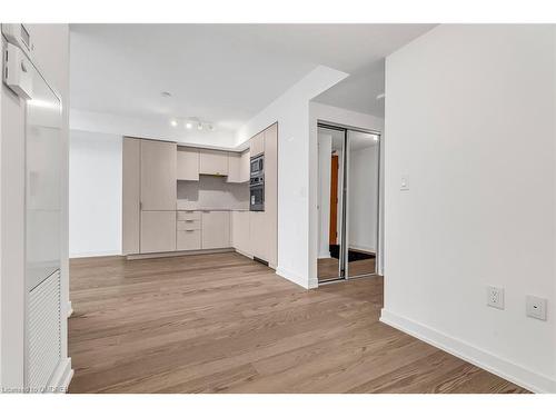 3906-11 Wellesley Street West Street, Toronto, ON - Indoor Photo Showing Kitchen