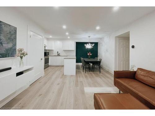 601-1701 Lampman Avenue, Burlington, ON - Indoor Photo Showing Living Room