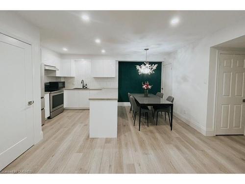 601-1701 Lampman Avenue, Burlington, ON - Indoor Photo Showing Kitchen