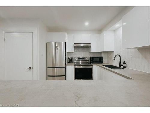 601-1701 Lampman Avenue, Burlington, ON - Indoor Photo Showing Kitchen