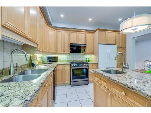 10-2303 Hill Ridge Court, Oakville, ON - Indoor Photo Showing Kitchen With Double Sink With Upgraded Kitchen