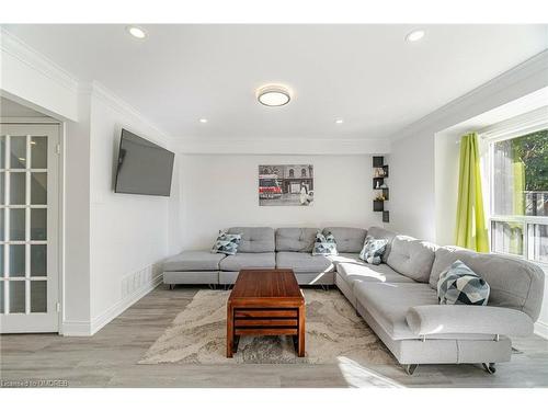 43-3600 Colonial Drive, Mississauga, ON - Indoor Photo Showing Living Room