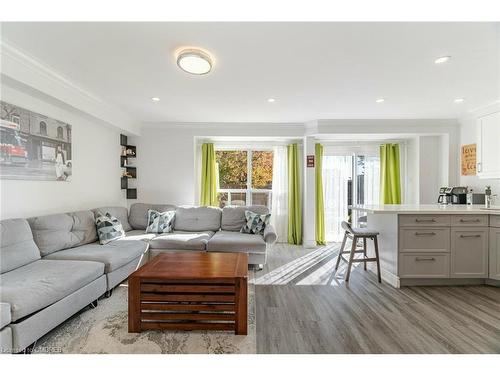 43-3600 Colonial Drive, Mississauga, ON - Indoor Photo Showing Living Room