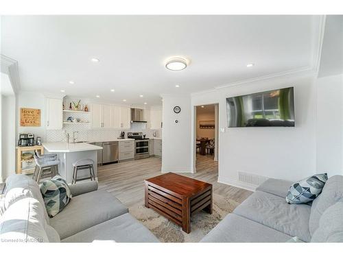 43-3600 Colonial Drive, Mississauga, ON - Indoor Photo Showing Living Room