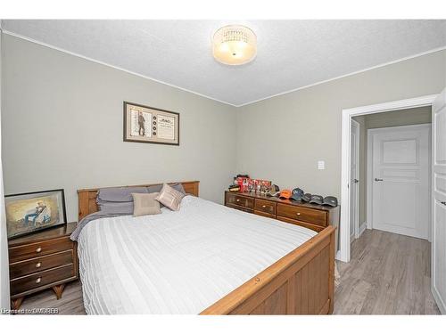 6024 Dixon Street, Niagara Falls, ON - Indoor Photo Showing Bedroom