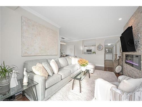 209-5070 Fairview Street, Burlington, ON - Indoor Photo Showing Living Room