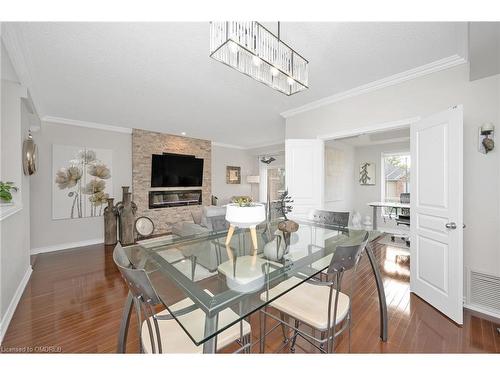 209-5070 Fairview Street, Burlington, ON - Indoor Photo Showing Dining Room