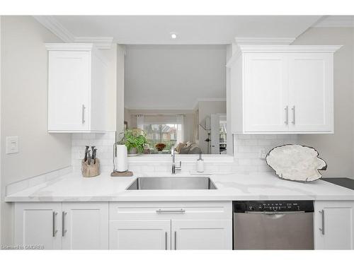 209-5070 Fairview Street, Burlington, ON - Indoor Photo Showing Kitchen