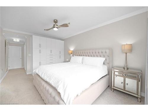 209-5070 Fairview Street, Burlington, ON - Indoor Photo Showing Bedroom