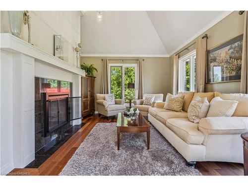 10011 Hume Court, Milton, ON - Indoor Photo Showing Living Room