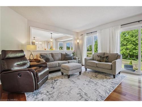 10011 Hume Court, Milton, ON - Indoor Photo Showing Living Room