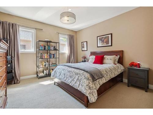 559 Golfview Court, Oakville, ON - Indoor Photo Showing Bedroom