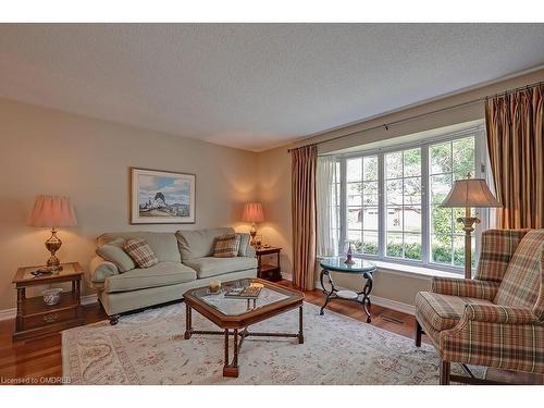 2492 Woburn Crescent, Oakville, ON - Indoor Photo Showing Living Room