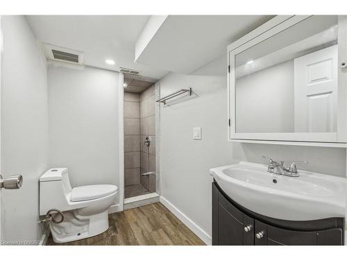 56 Colbourne Street, Hamilton, ON - Indoor Photo Showing Bathroom