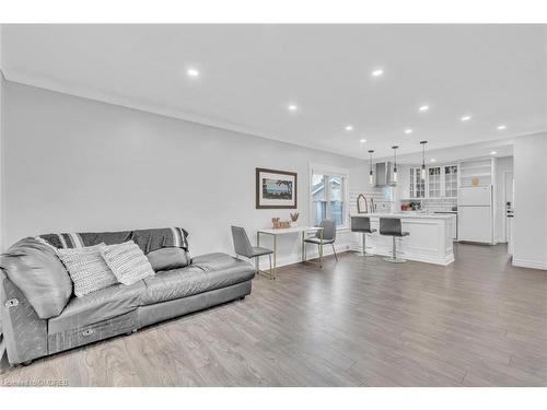 120 Vale Avenue, St. Catharines, ON - Indoor Photo Showing Living Room