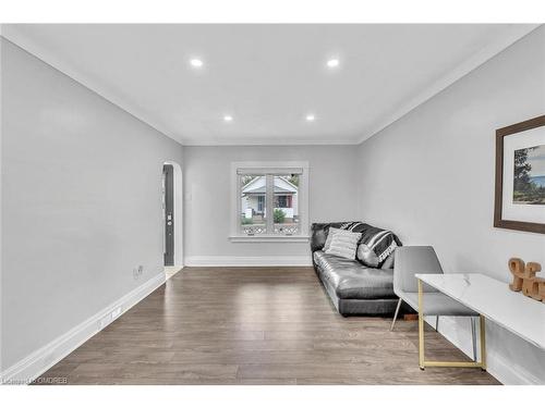 120 Vale Avenue, St. Catharines, ON - Indoor Photo Showing Living Room