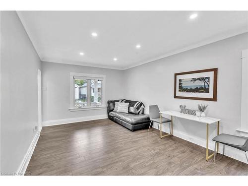 120 Vale Avenue, St. Catharines, ON - Indoor Photo Showing Living Room