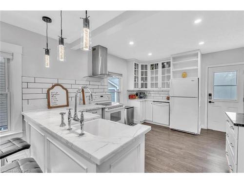 120 Vale Avenue, St. Catharines, ON - Indoor Photo Showing Kitchen