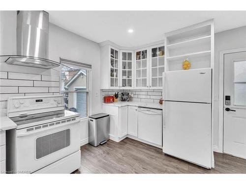 120 Vale Avenue, St. Catharines, ON - Indoor Photo Showing Kitchen