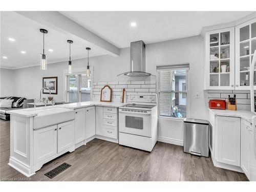 120 Vale Avenue, St. Catharines, ON - Indoor Photo Showing Kitchen